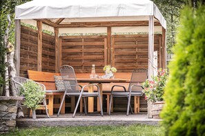 Outdoor dining - Silva Klausberg Holiday Apartments with Mountain View, Wi-Fi, Garden, Terrace & Balcony (St.Johann)