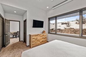 4 bedrooms, desk, WiFi, bed sheets