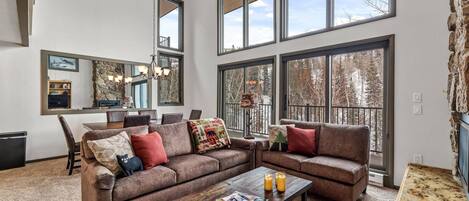 スマートテレビ、暖炉、書庫