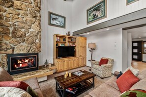 Smart TV, fireplace, DVD player, books - True Ski In/Out TH w/Scenic Slope Views-Heated Pool-Hot Tub-Gym-W/D-Covered Parking-Just Remodeled (Steamboat Springs)