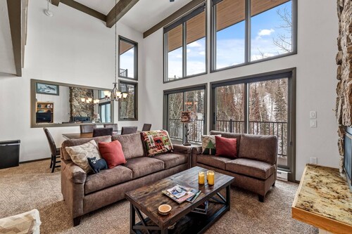 True Ski In/Out TH w/Scenic Slope Views-Heated Pool-Hot Tub-Gym-W/D-Covered Parking-Just Remodeled