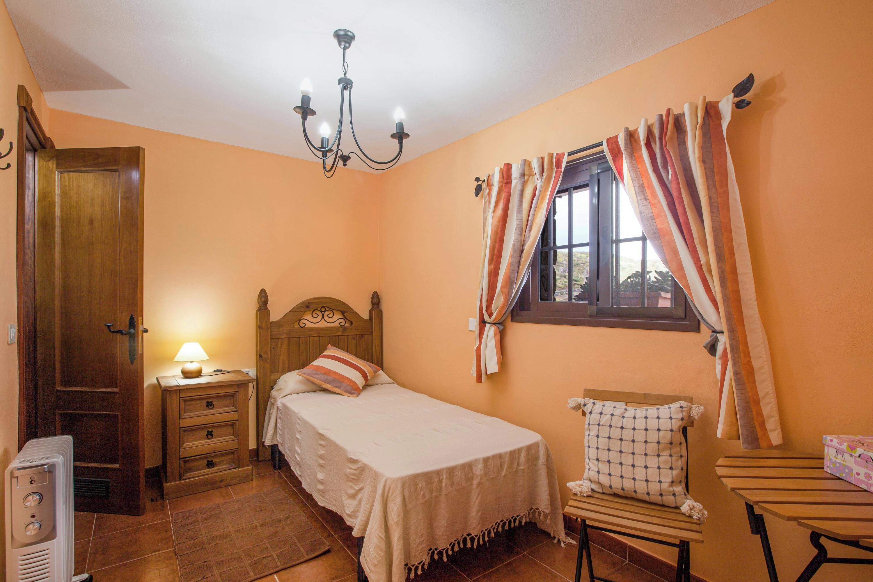 2 室のベッドルーム、アイロン / アイロン台、WiFi (無料)、ベッドシーツ