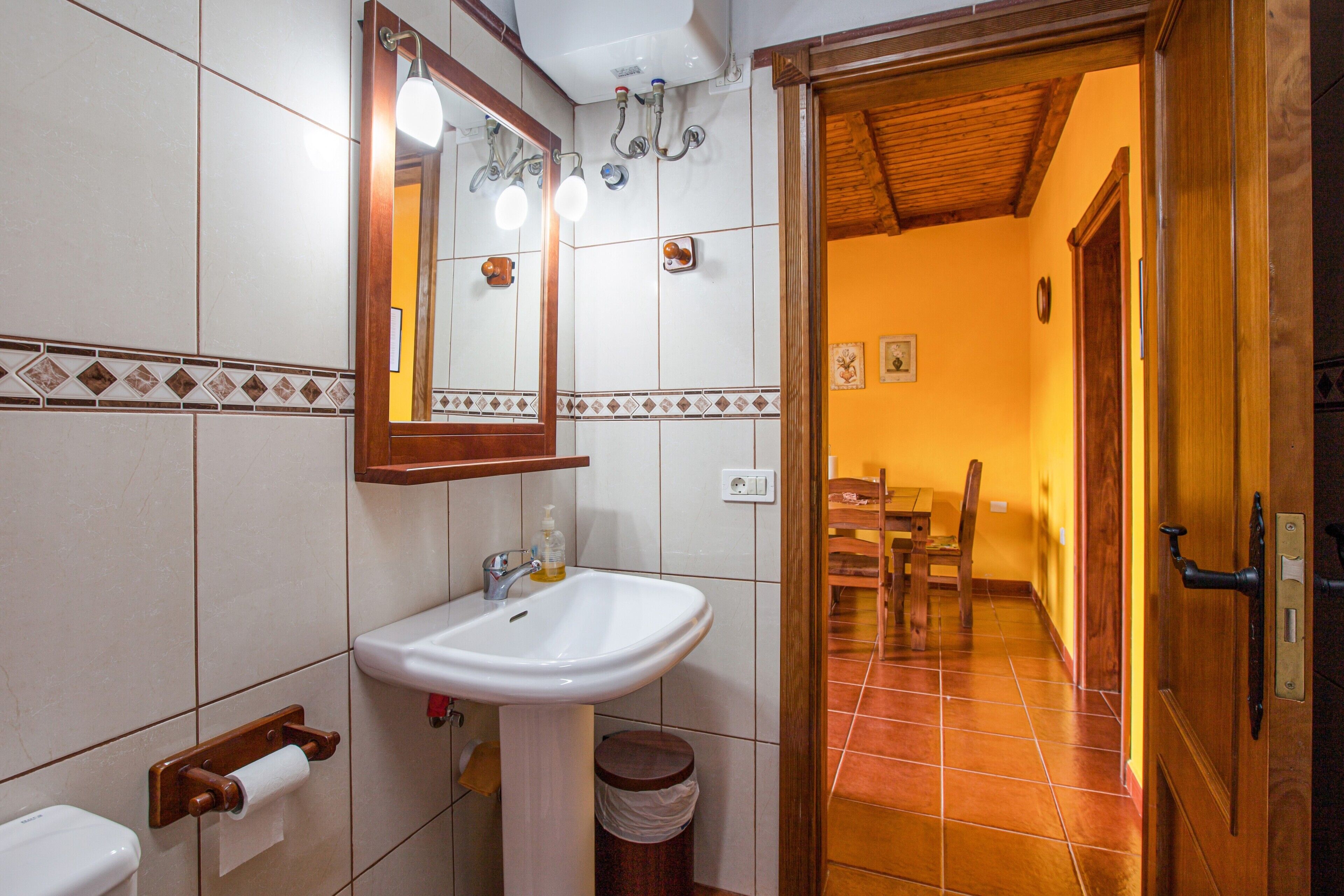 Douche, sèche-cheveux, serviettes fournies