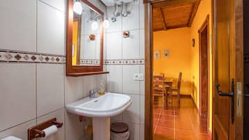 Douche, sèche-cheveux, serviettes fournies