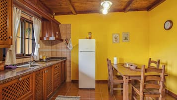 KĂŒhlschrank, Mikrowelle, Herdplatte, Wasserkocher mit Kaffee-/Teezubehör