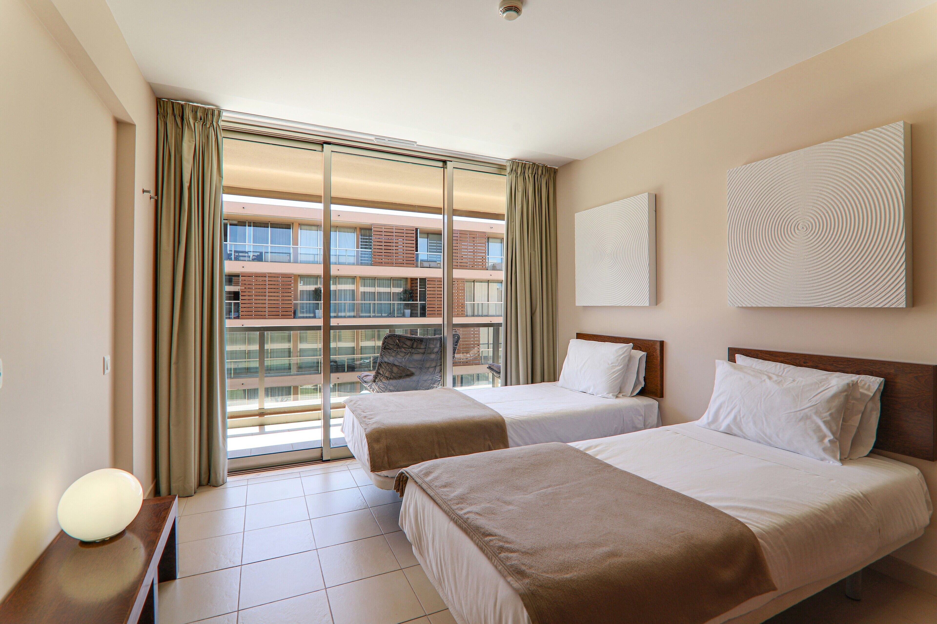 2 slaapkamers, een strijkplank/strijkijzer, gratis wifi, beddengoed