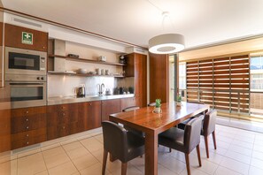 Fridge, microwave, oven, stovetop - Apartment Salgados 12C with Pool, Wi-Fi, A/C, Balcony & Garden (Guia - Albufeira)