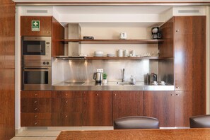 Een koelkast, een magnetron, een oven, een kookplaat