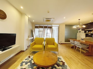 Departamento clásico, 1 habitación, cocina, vista a la ciudad | Área de sala de estar | Televisión de pantalla plana