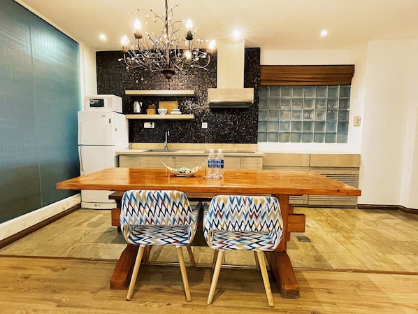 Departamento clásico, 1 habitación, cocina, vista a la ciudad | Cocina privada | Refrigerador, microondas, parrilla de estufa y tetera eléctrica