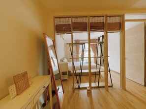 Classic-Apartment, 1 Schlafzimmer, Küche, Stadtblick | 1 Schlafzimmer, schallisolierte Zimmer, Bügeleisen/Bügelbrett