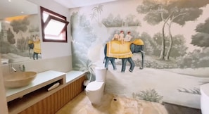 Appartement classique, 1 chambre, cuisine, vue sur la ville | Salle de bain | Ensemble baignoire-douche, pantoufles, serviettes fournies, savon