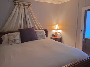 1 bedroom, desk, iron/ironing board, free WiFi - Plum Crooked Poet’s Cottage ~  Once Upon A Time ~ Downtown Marshall (Marshall)