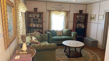 Smart TV, fireplace, books, offices