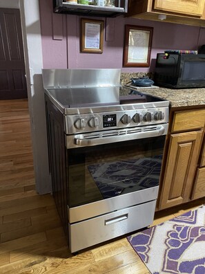 Fridge, microwave, oven, stovetop - Plum Crooked Poet’s Cottage ~  Once Upon A Time ~ Downtown Marshall (Marshall)