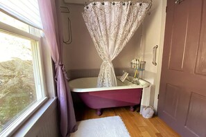 Badewanne, Haartrockner, Handtücher, Seife