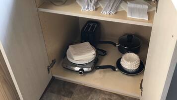 Mikrobølgeovn, kaffetrakter/tekoker, brødrister og kjøkkenutstyr
