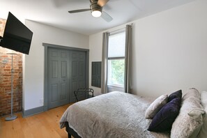 4 habitaciones, tabla de planchar con plancha y cuna de viaje