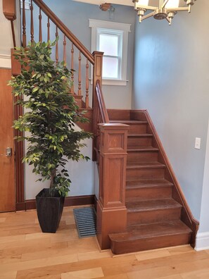 Interior - Prime Walk to Cincinnati Zoo & Botanical Garden –Steps to UC, Short Vine & More! (Cincinnati)