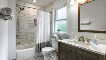 Ensemble baignoire-douche, séchoir à cheveux, bidet, serviettes fournies