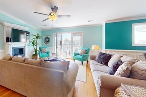 TV connectée, cheminée, table de tennis de table, livres