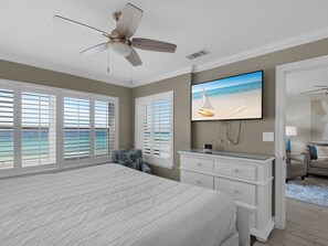 3 quartos, escrivaninha, ferros/tábuas de passar roupa