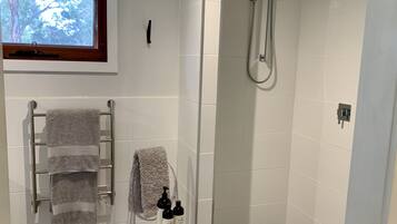 Douche, sĂšche-cheveux, serviettes fournies, savon