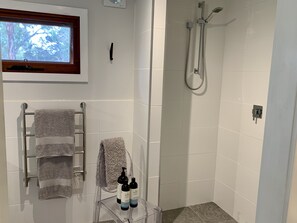 Shower, hair dryer, towels, soap - Exquisite Country Cottage in Private Rural Setting. (Millthorpe)
