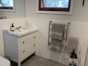Suihku, hiustenkuivaaja, pyyhkeet, saippua
