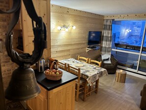 Dining - Les Menuires Brelin, France, Savoy. Studio 4 people, ski in ski out. (Les Belleville, Les Menuires)