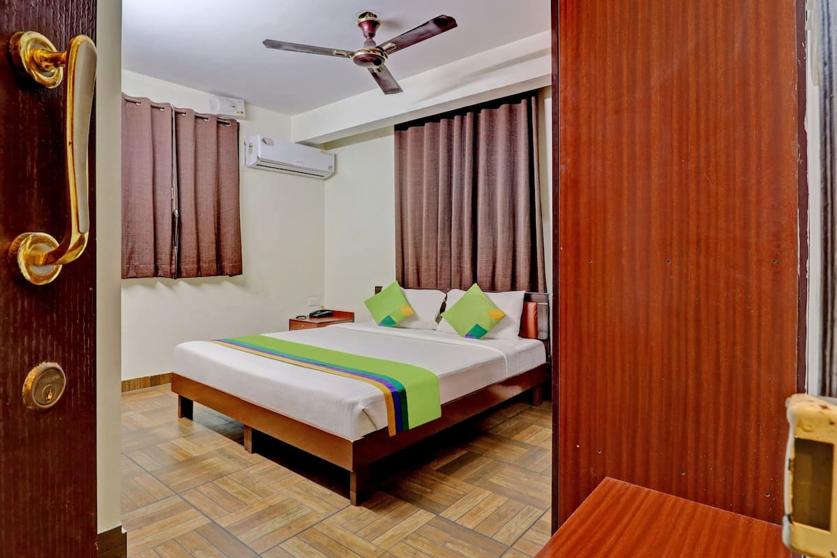 Standard Double Room | Desk, iron/ironing board, free WiFi, bed sheets