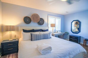 1 bedroom, desk, Internet