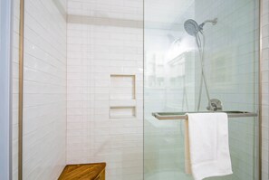 Dusche, Haartrockner, Seife, Shampoo