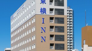 Un edificio de varios pisos con letreros que dicen