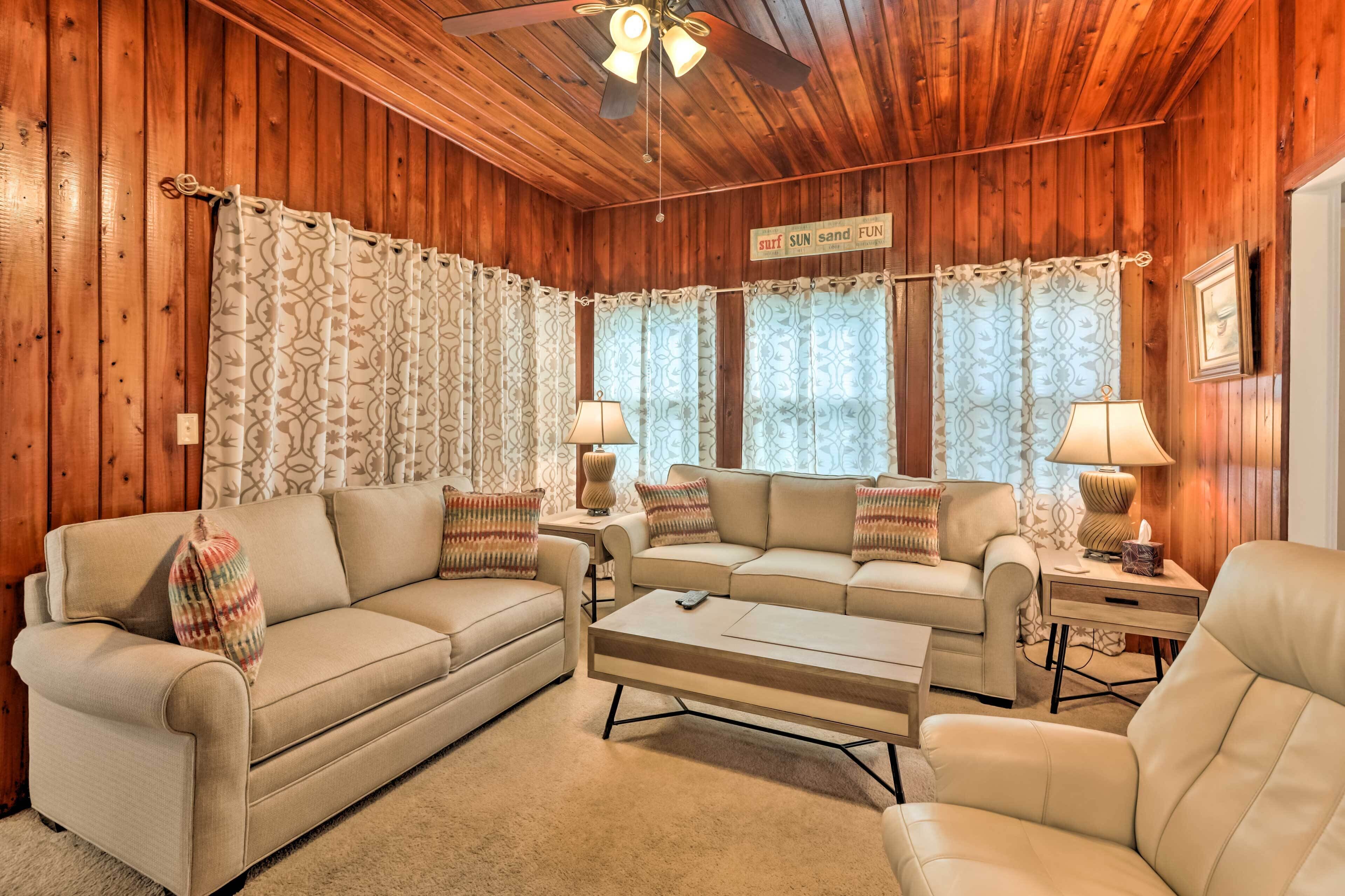 Sunny Home w/ Porch Near Halifax River & Beach!
