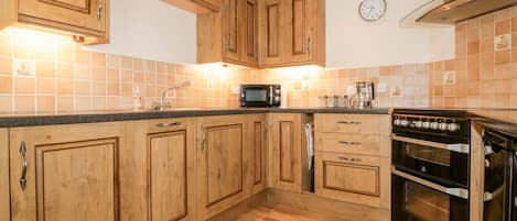 Cottage | Private kitchen | Fridge, dishwasher, cookware/dishes/utensils