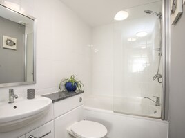 Cottage | Bathroom | Shower