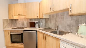 Casa de campo | Cocina privada | Refrigerador, tetera eléctrica, tostadora y utensilios de cocina