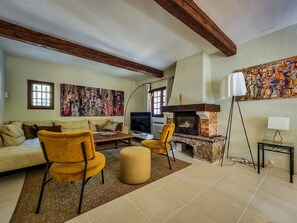 Télévision, cheminée