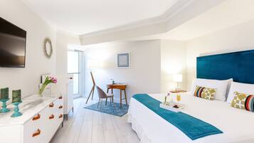 Tabla de planchar con plancha, cuna de viaje, wifi y ropa de cama