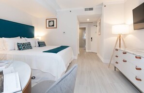 Tabla de planchar con plancha, cuna de viaje, wifi y ropa de cama 