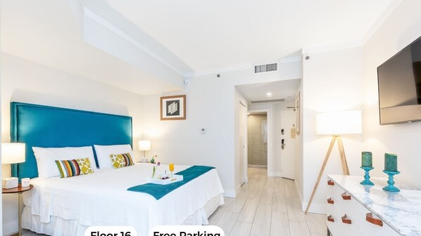 Tabla de planchar con plancha, cuna de viaje, wifi y ropa de cama 