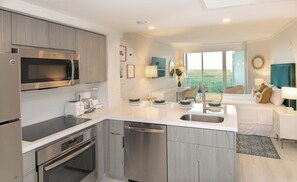Fridge, microwave, oven, stovetop - Bay View Studio with Balcony – Peaceful Grove Stay (Miami)