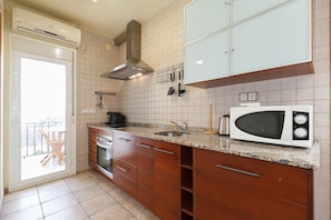 Geladeira, micro-ondas, fogão, cooktop
