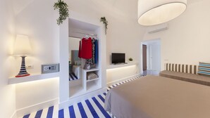 A modern hotel room with a bed, a TV, a wardrobe, and a lamp. - Kira Guest House, apt close to Tasso square (Sorrento)
