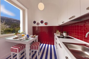 Kühlschrank, Mikrowelle, Herdplatte, Wasserkocher mit Kaffee-/Teezubehör