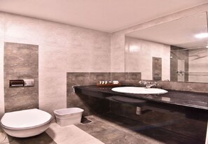 Shower, free toiletries, towels, soap - Simsan Hotel (Chennai)