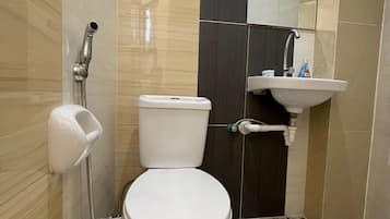 Quarto solteiro standard | Banheiro | Chuveiro, chuveiro com efeito de chuva, produtos de toalete grátis, bidê