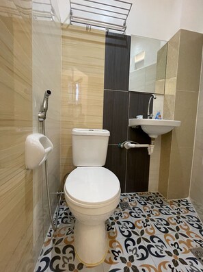 Standard Single Room | Bathroom | Shower, rainfall showerhead, free toiletries, bidet