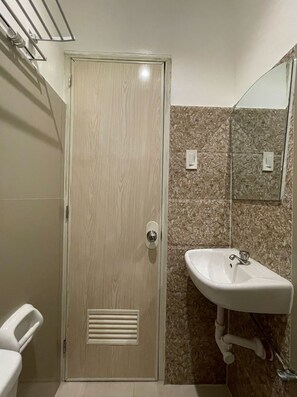 Quarto casal luxo | Banheiro | Chuveiro, chuveiro com efeito de chuva, produtos de toalete grátis, bidê